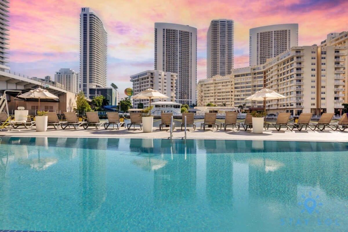 Amenities BALCONY w Stunning Views-Beachfront Hallandale Beach Exterior foto
