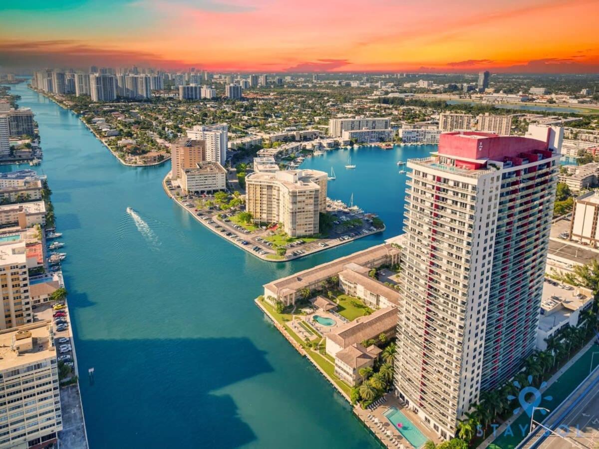 Amenities BALCONY w Stunning Views-Beachfront Hallandale Beach Exterior foto
