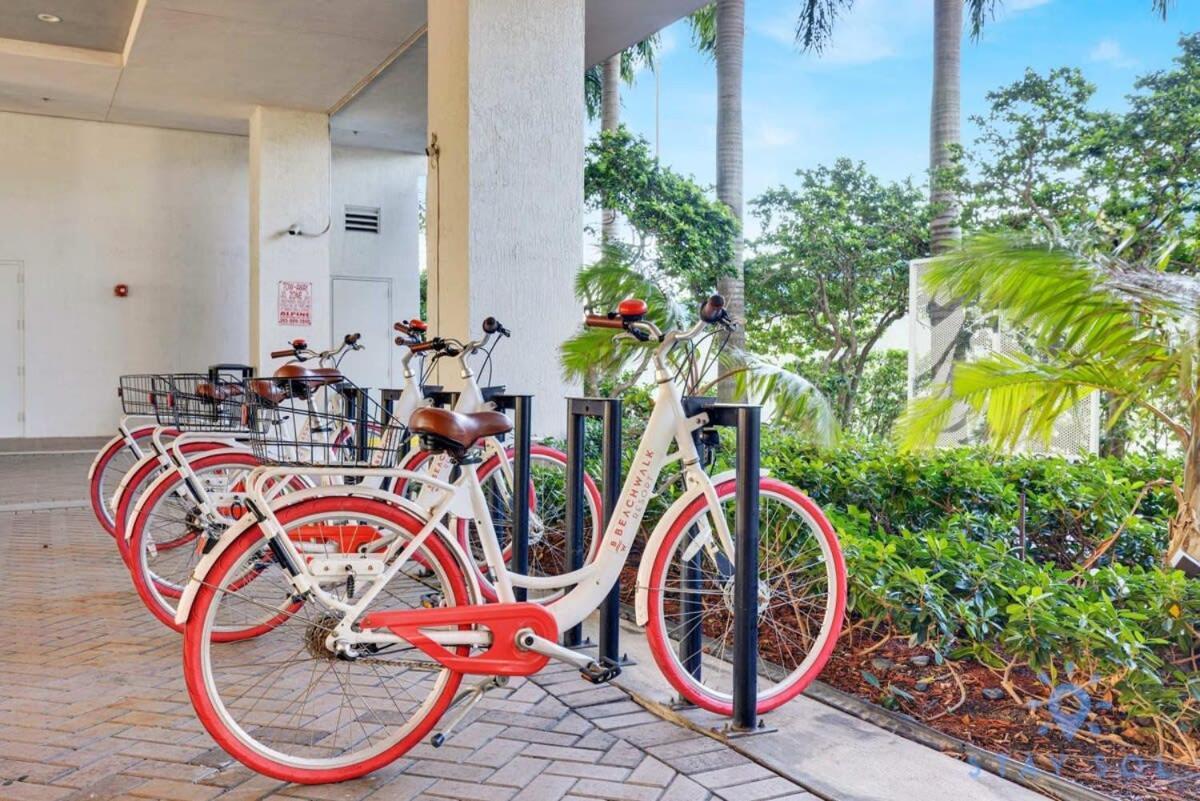 Amenities BALCONY w Stunning Views-Beachfront Hallandale Beach Exterior foto
