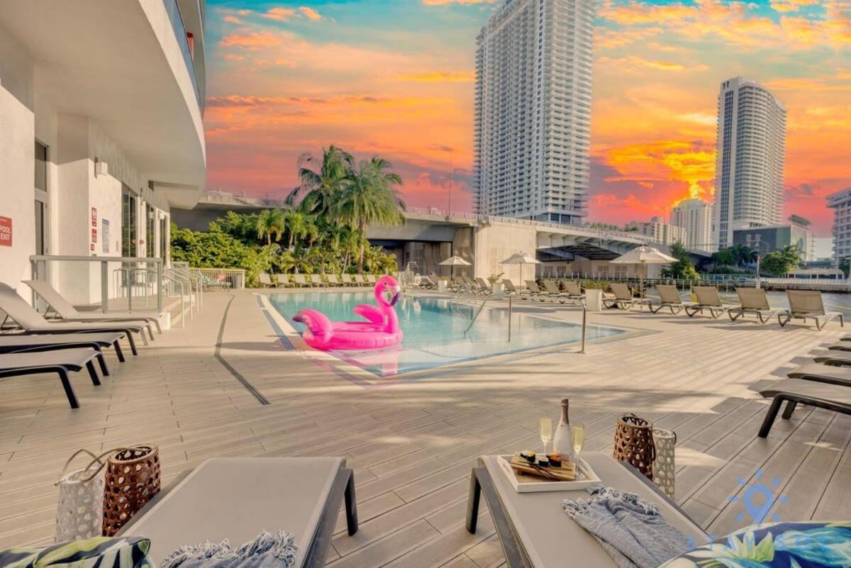 Amenities BALCONY w Stunning Views-Beachfront Hallandale Beach Exterior foto